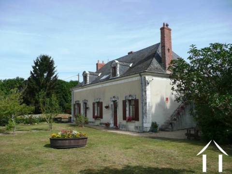 5 BEDROOM FARMHOUSE SURROUNDED BY FARMLAND
