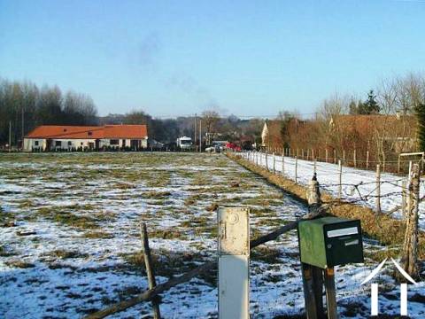This shows the country lane (chemin rural) giving access to the plot and the location of the nearest neighbour.