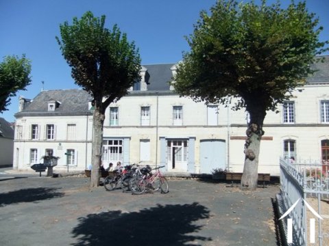 A WELL PRESENTED 4-BED HOUSE OVERLOOKING VILLAGE SQUARE