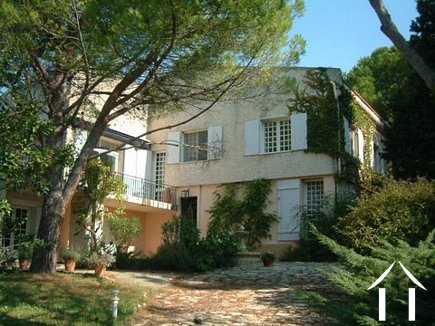 Very spacious villa with a number of (internal) outbuildings