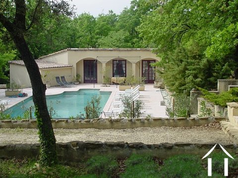 Beautifully located residence with 3 guest houses