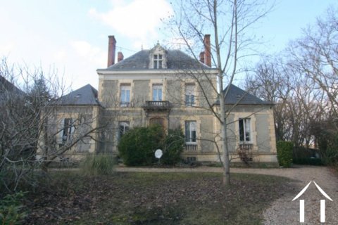  Caracter property in town