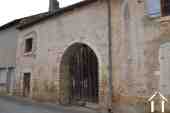 Building complex to renovate on vaulted cellars