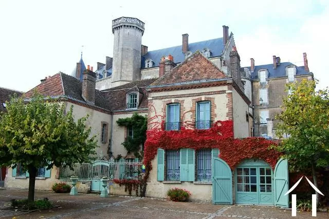 A CHARMING 18th CENTURY VILLAGE HOUSE