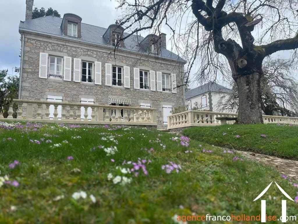 Manor House for sale ussel, auvergne, Li944 Image - 2