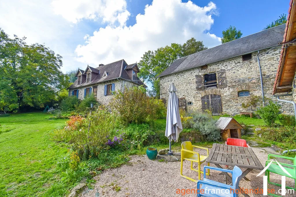 House with guest house for sale , Li953 Image - 39