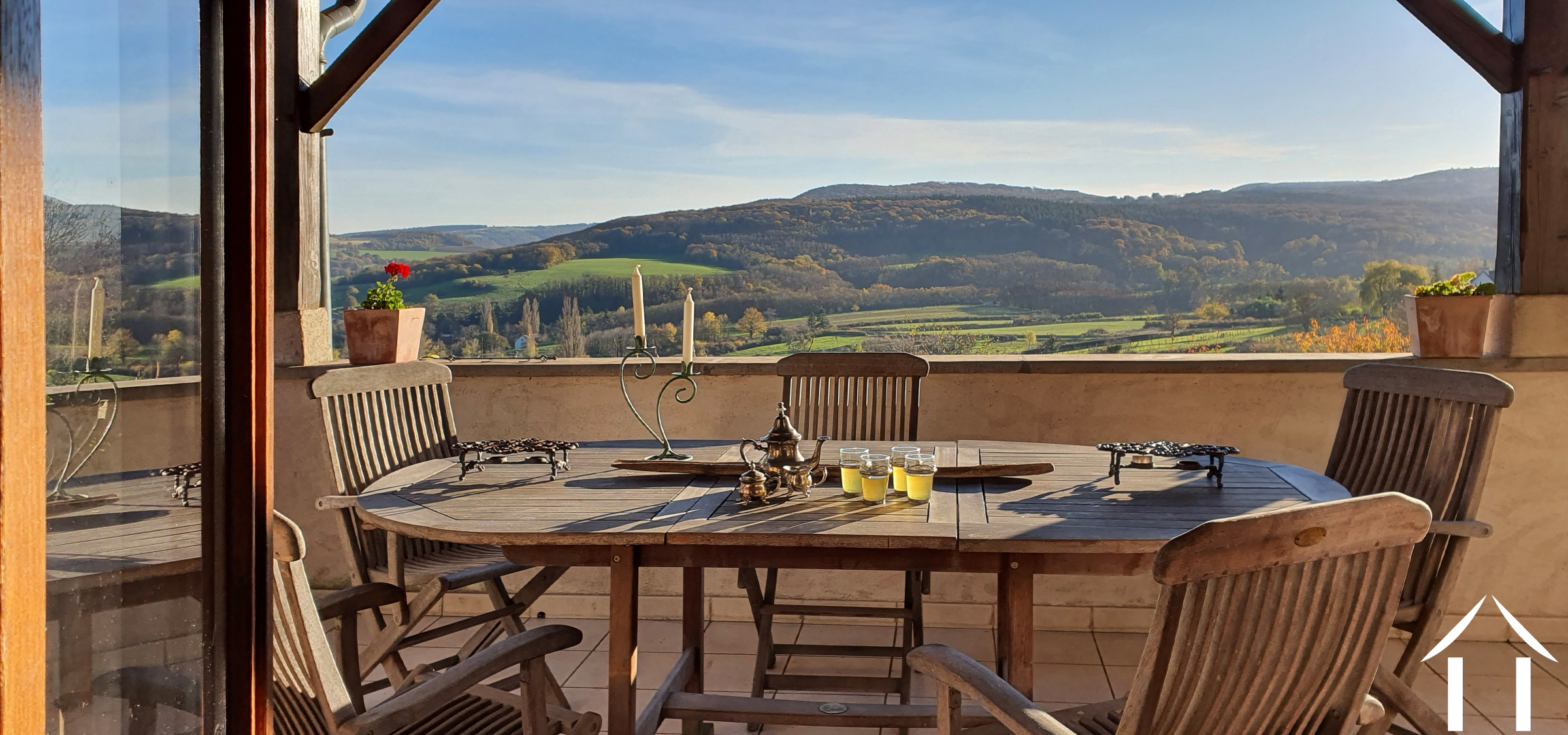 Vue exceptionnelle depuis la terrasse couverte