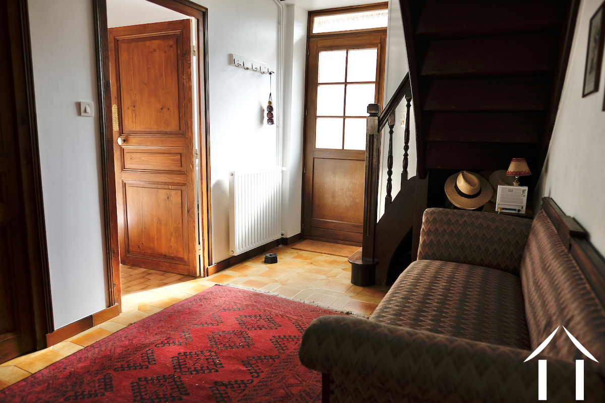 Hall d'entrée, à g. salle de bains, à dr. escalier vers l'étage