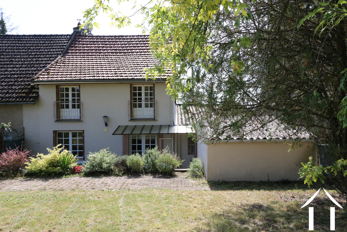 Maison vue du jardin clos