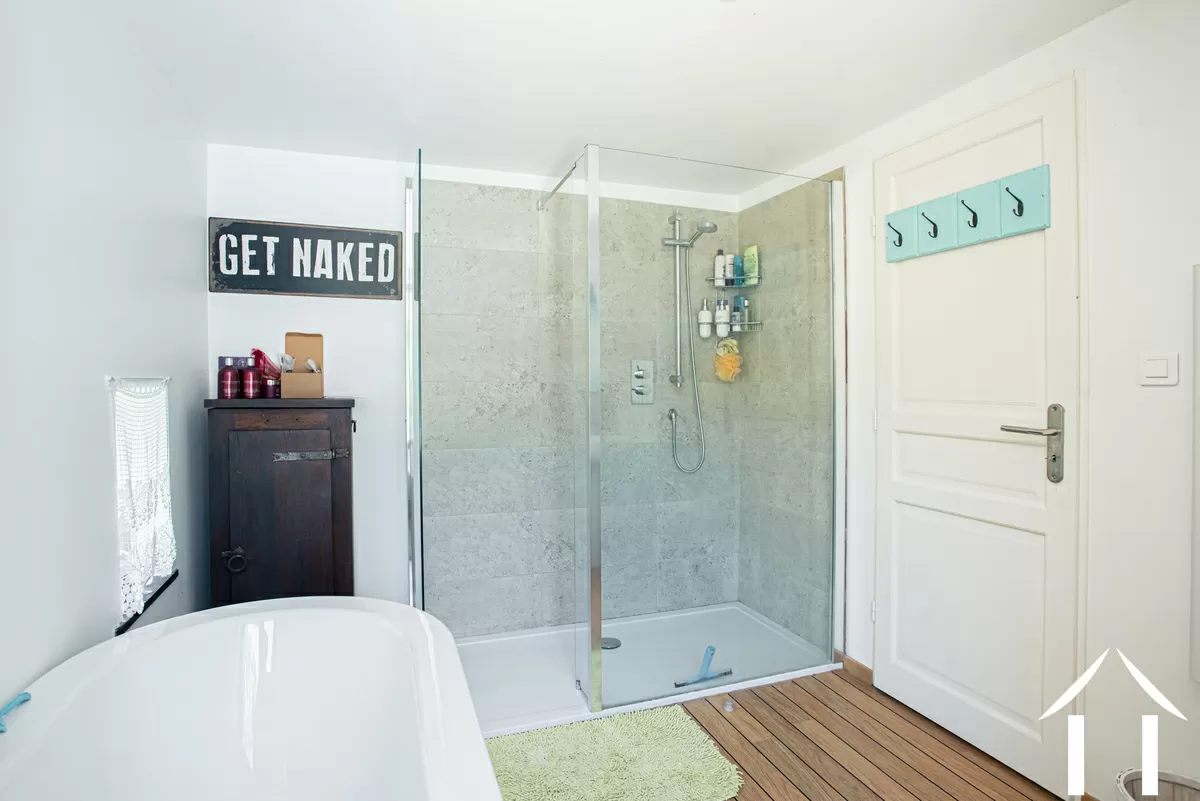 Salle de bains du 1er étage, entièrement rénovée