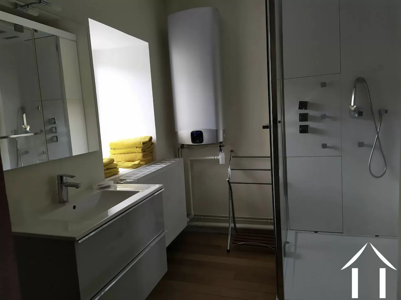 sale de douche en face chambre 2