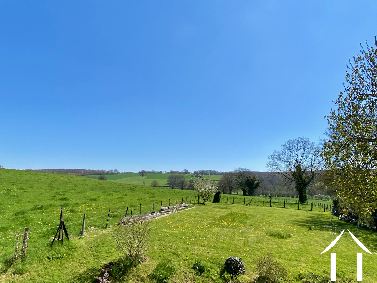 Vus depuis le salon du 1er étage, le jardin et les prés environnants