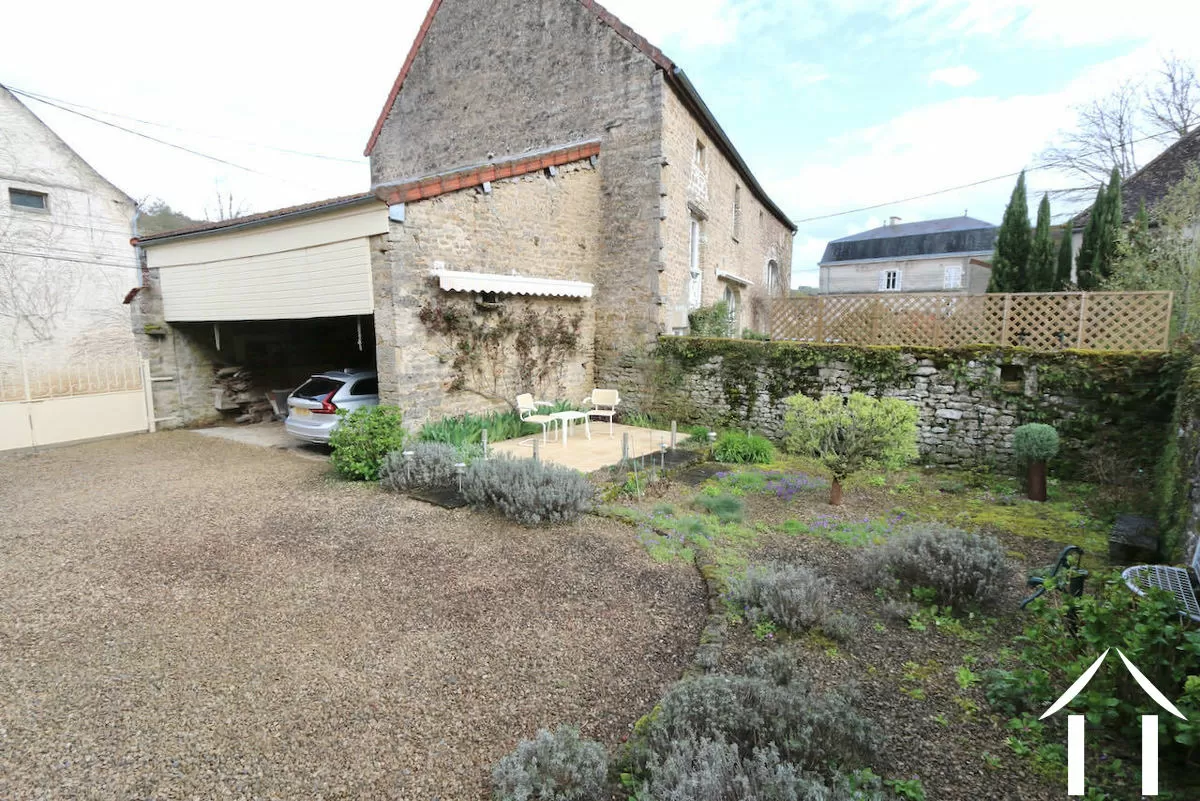 Jardin, cour et carport