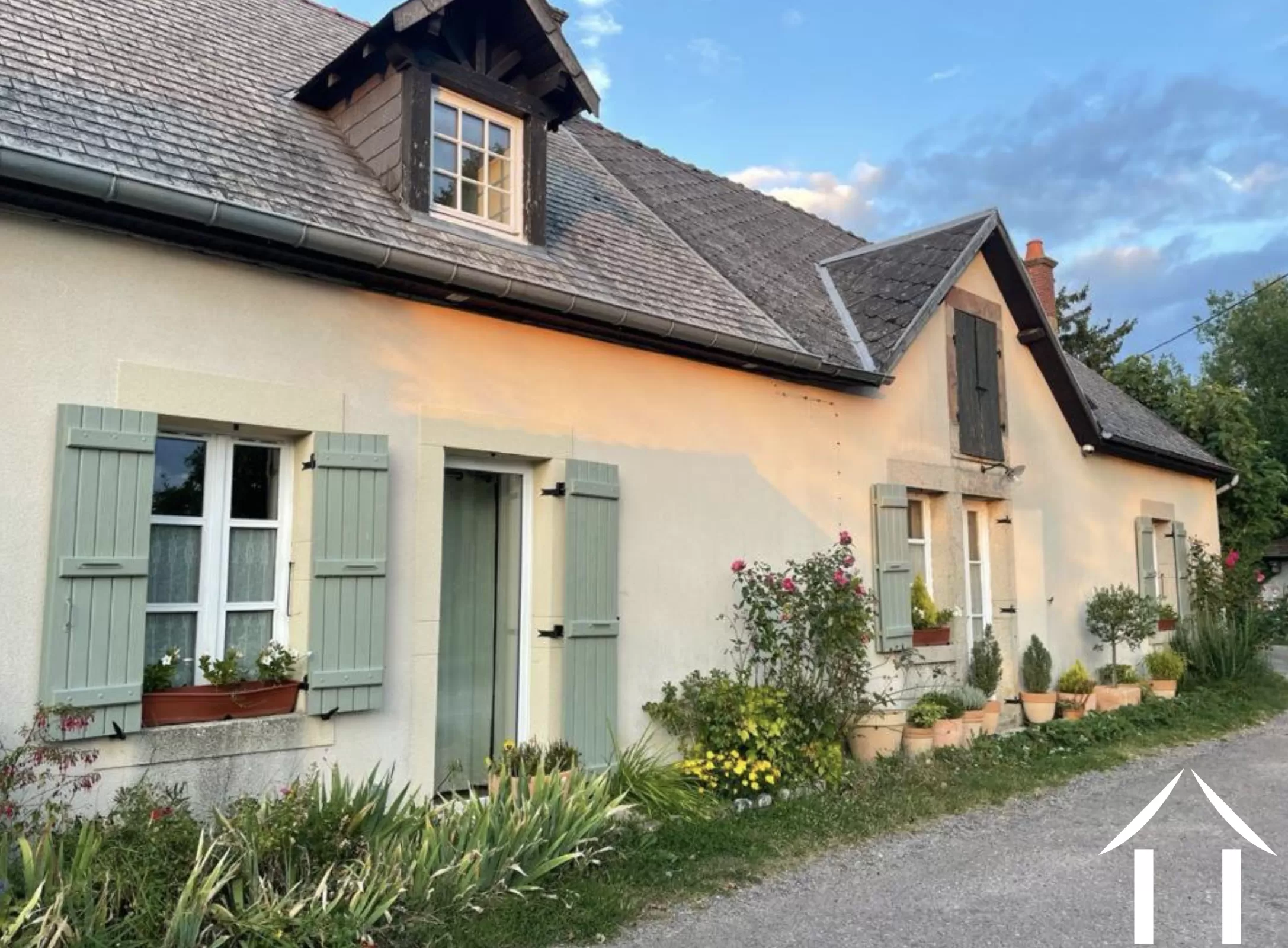 Cosy 2 bedr. House, 2 gites, pool & 3 000m2 field