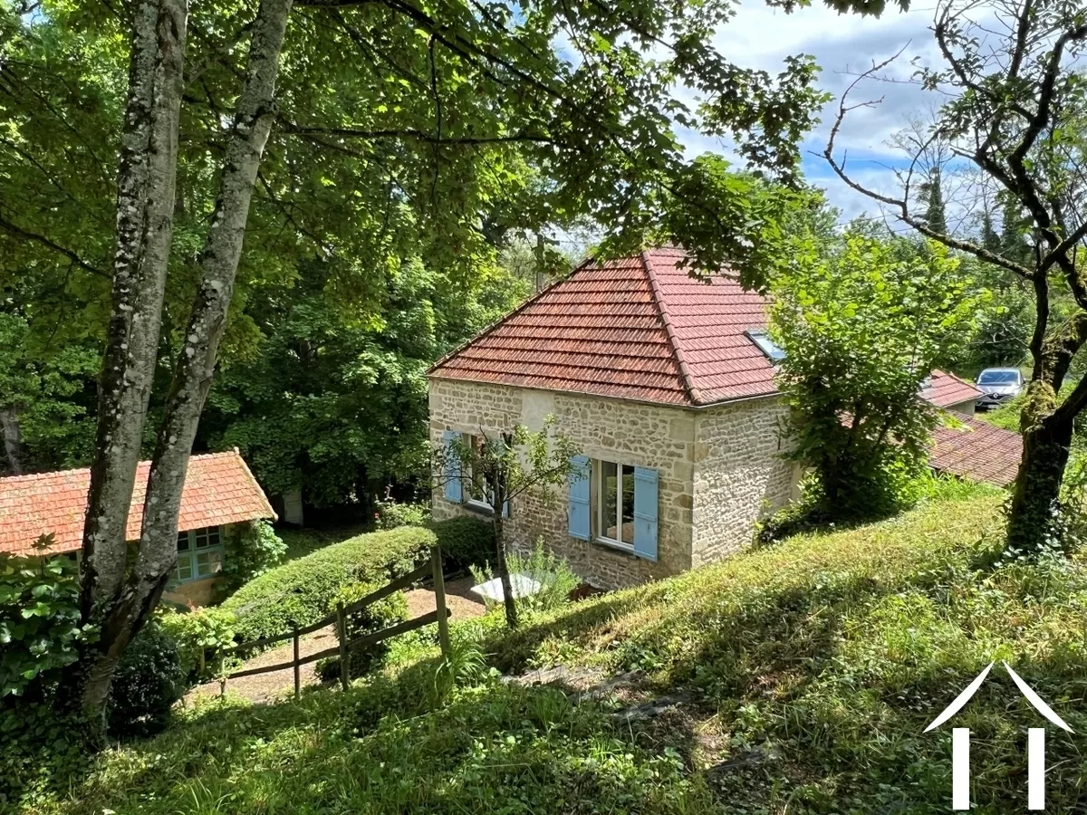 La maison vue depuis le haut du jardin