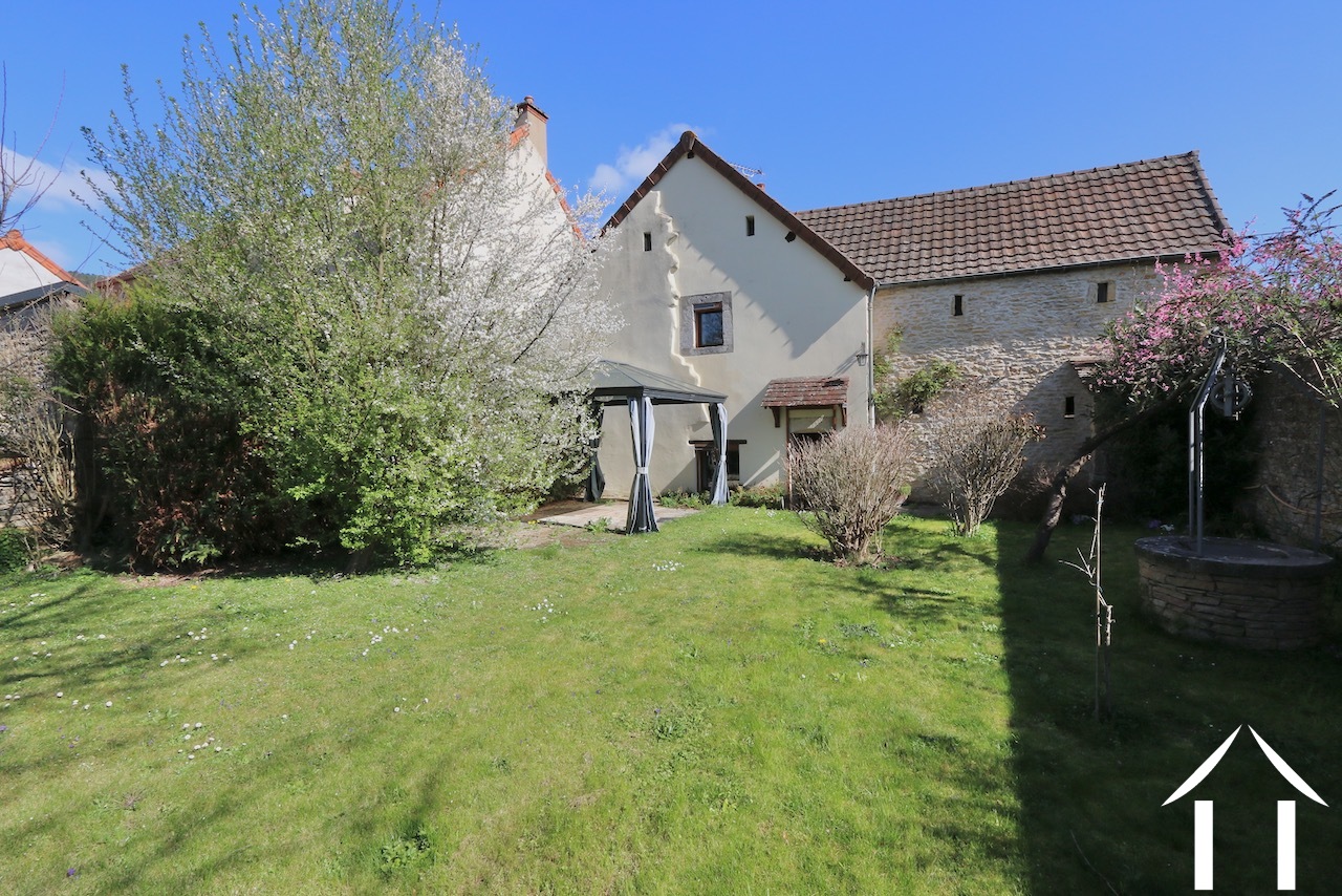 House with enclosed garden facing the vineyards