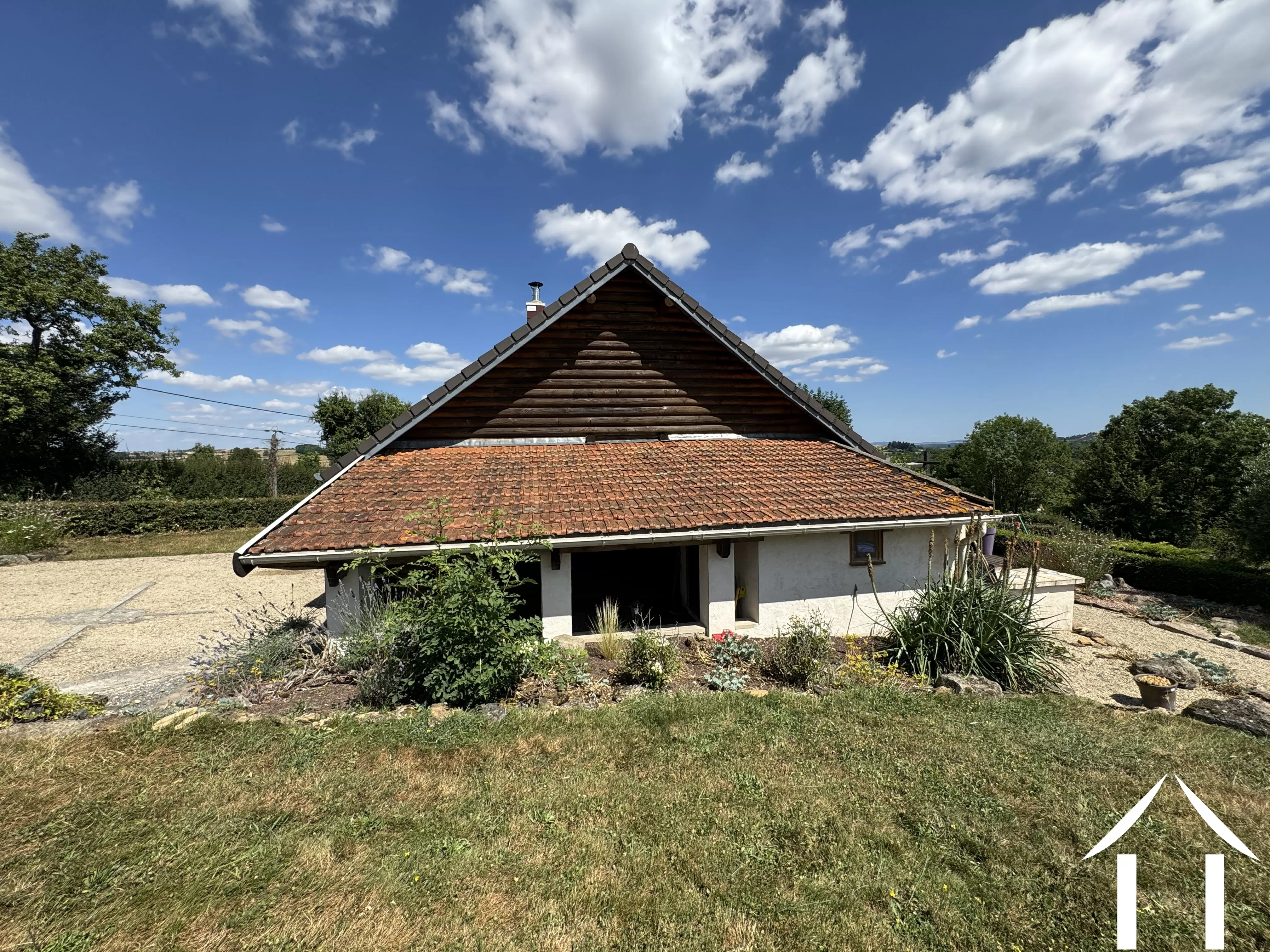Vue sur entré et carport