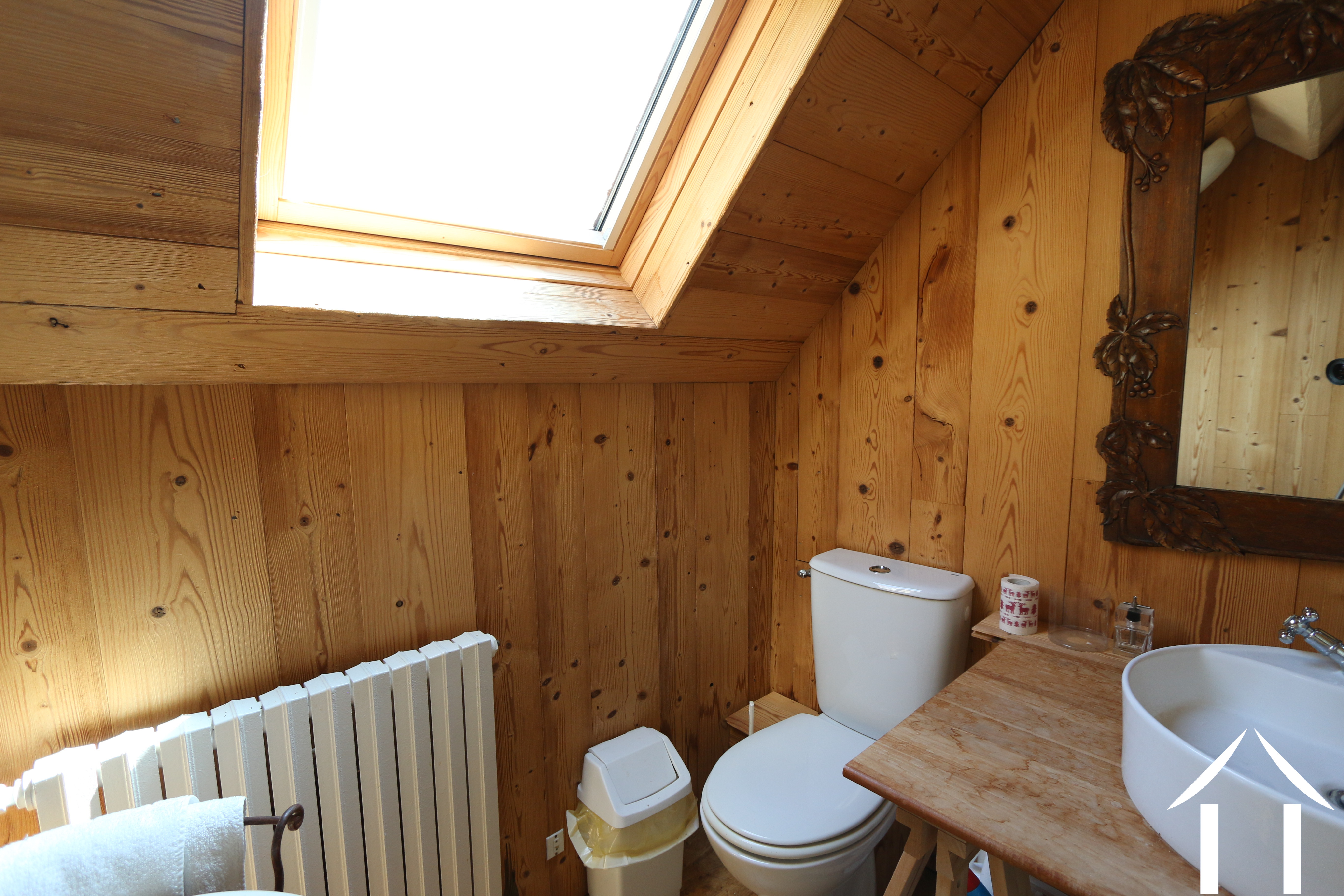 House 2: toilet and wash bassin