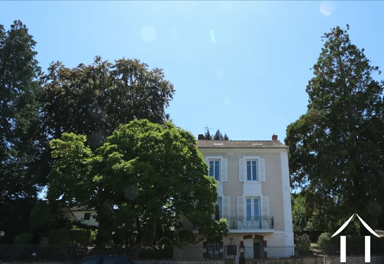 View of the house with magnificent trees, seen from the street