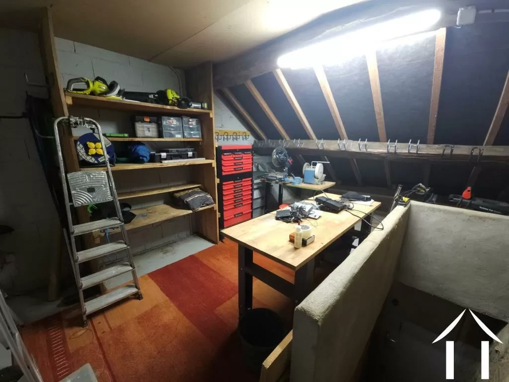 Workshop with access to the garage