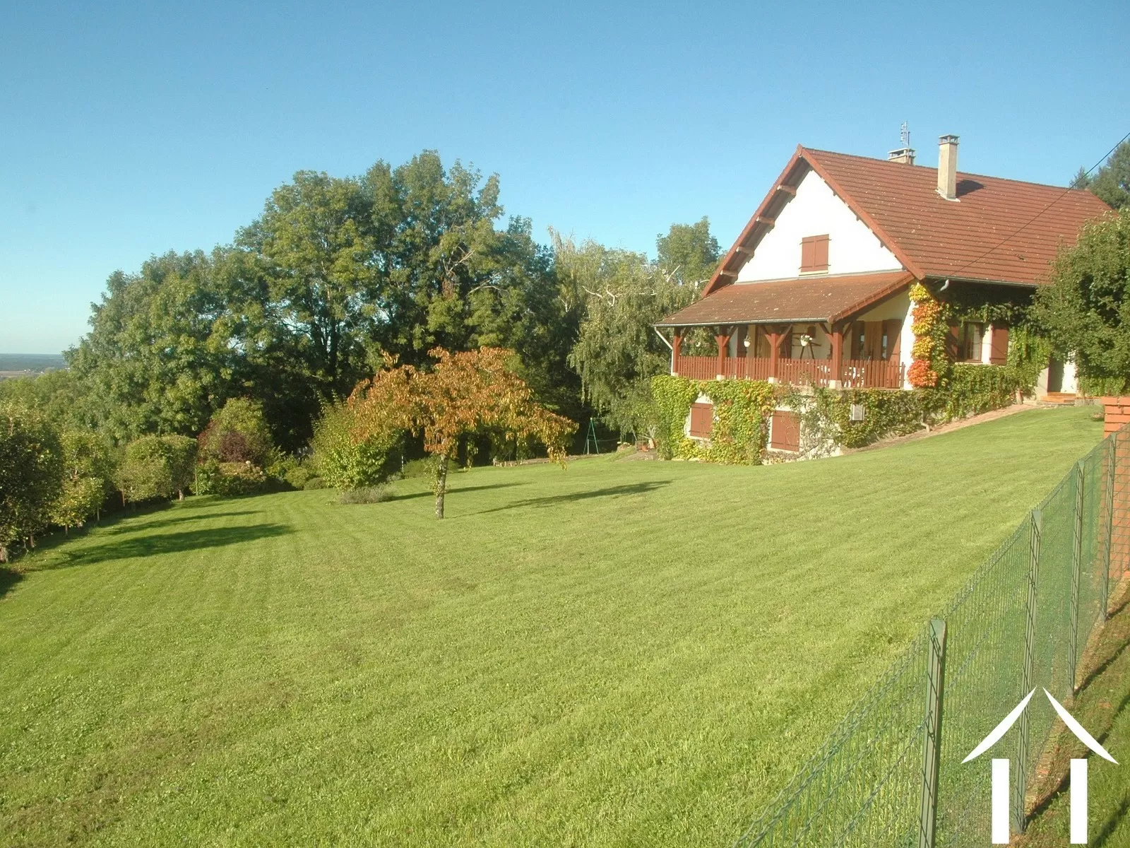3 bedroom house with basement, garden and great views 