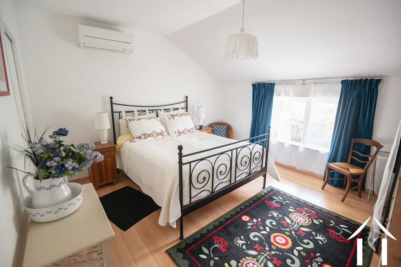 House for sale couches, burgundy, perreuil Image - 12