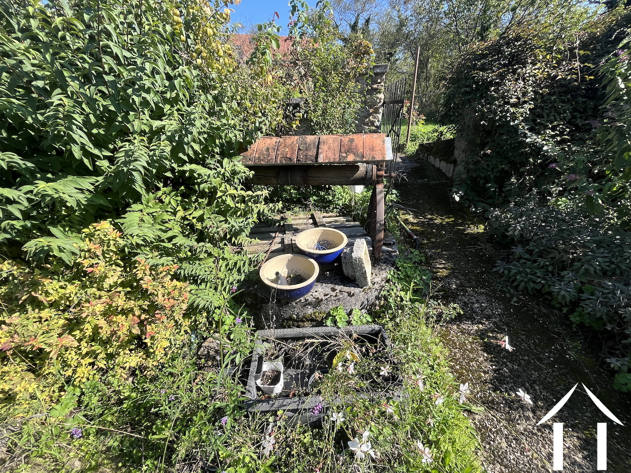 House for sale couches, burgundy, perreuil Image - 35