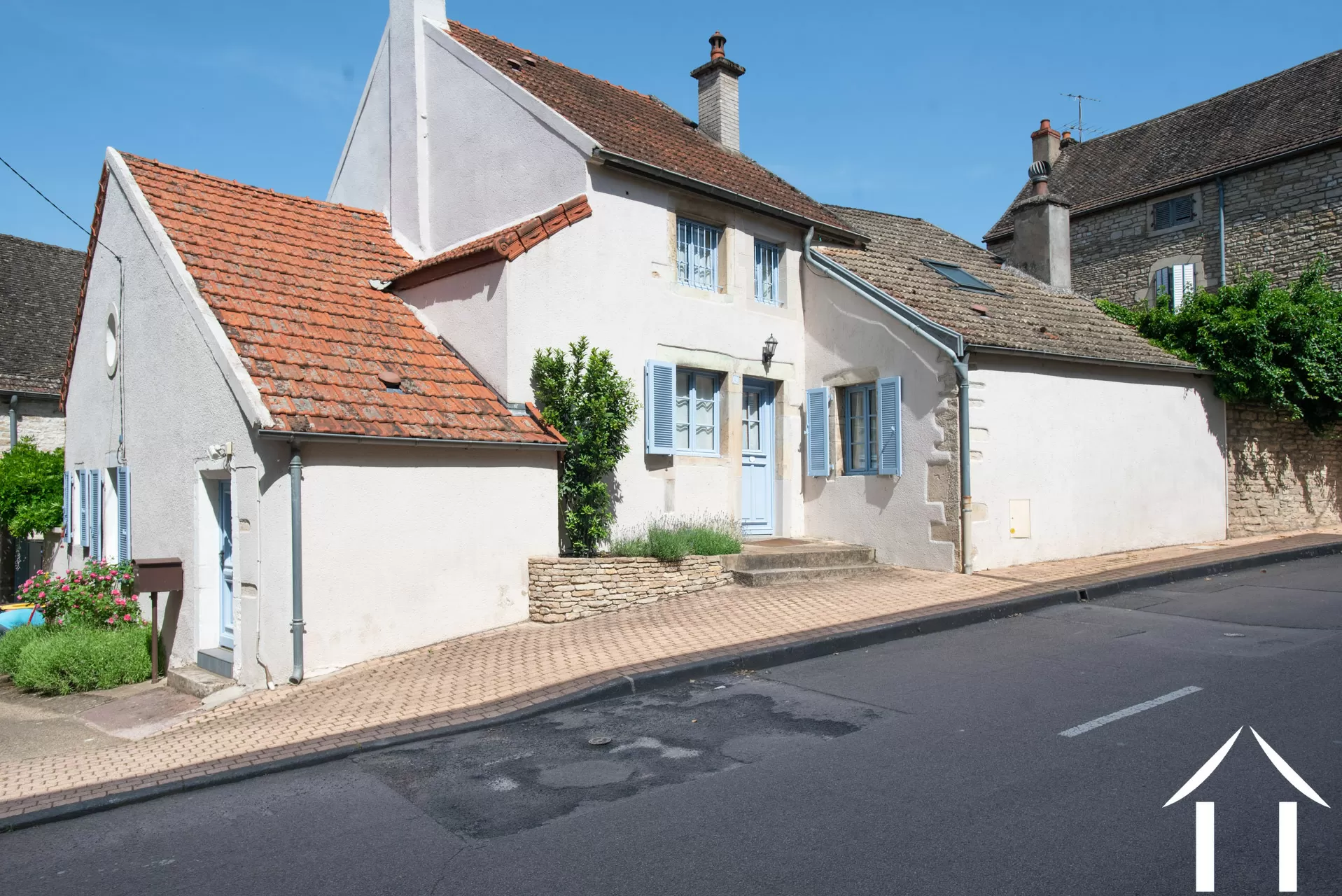 Renovated stone house with guest house in the center of Meursault