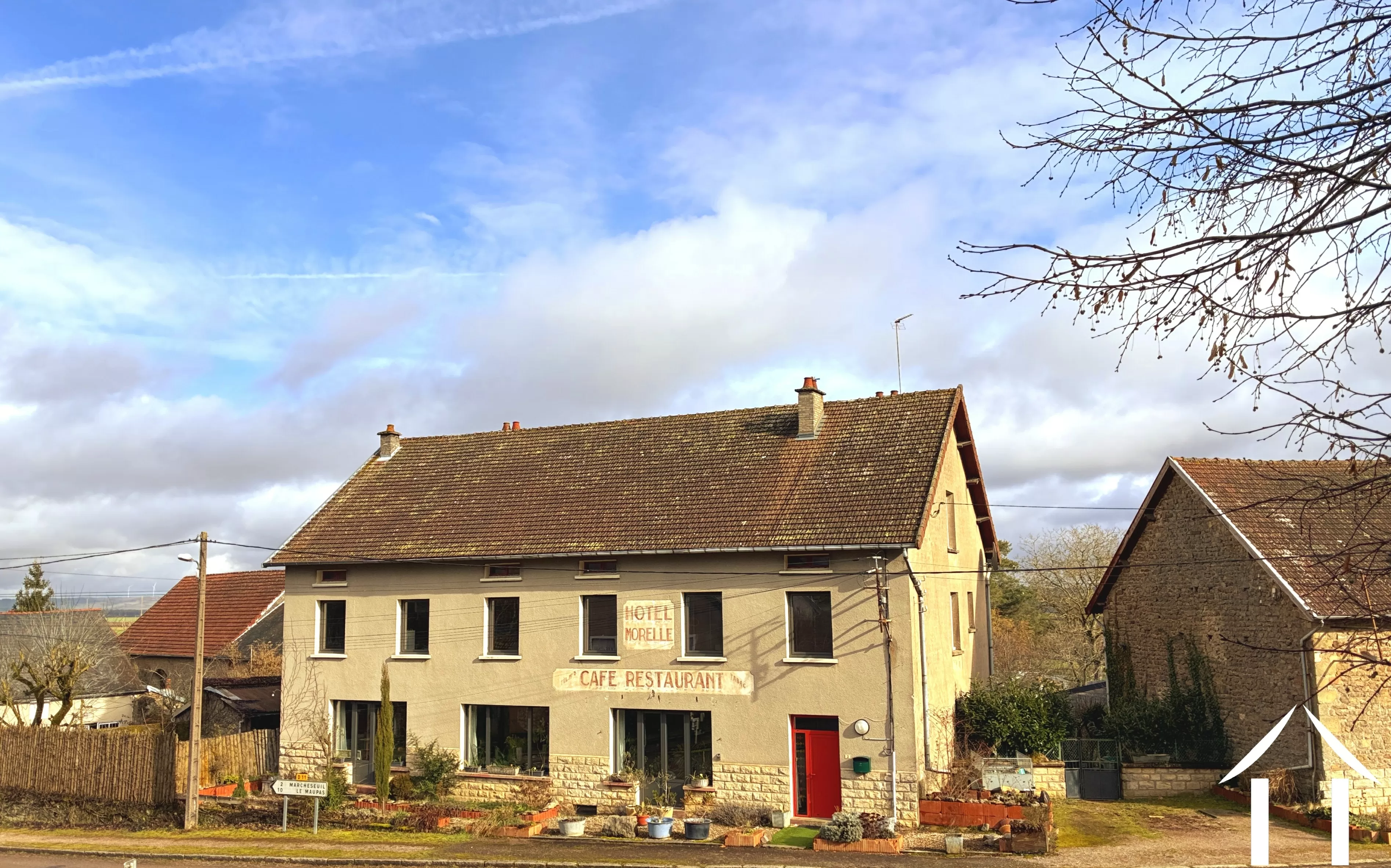 Renovated former village hotel with many possibilities