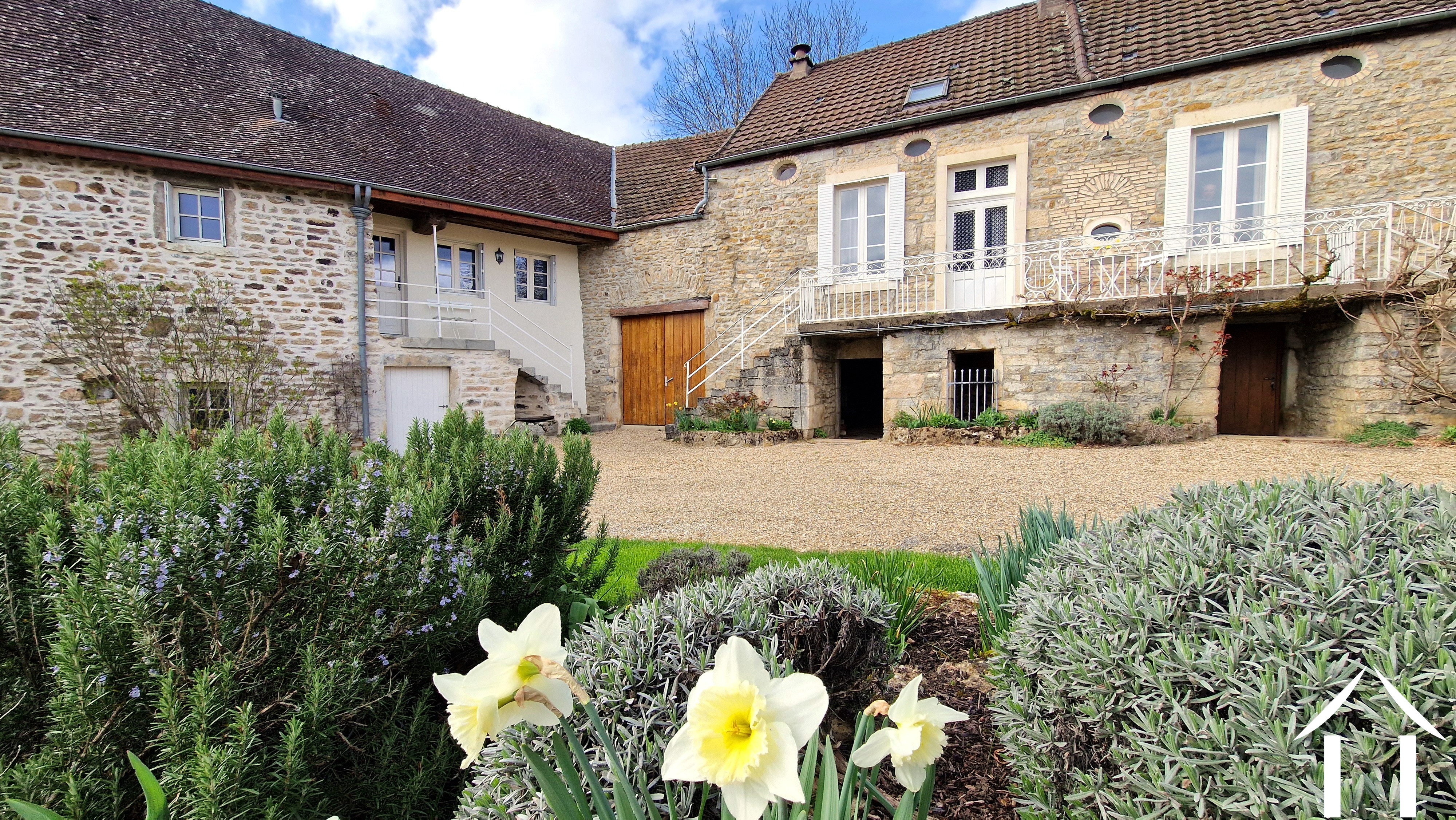 Family house with guest house