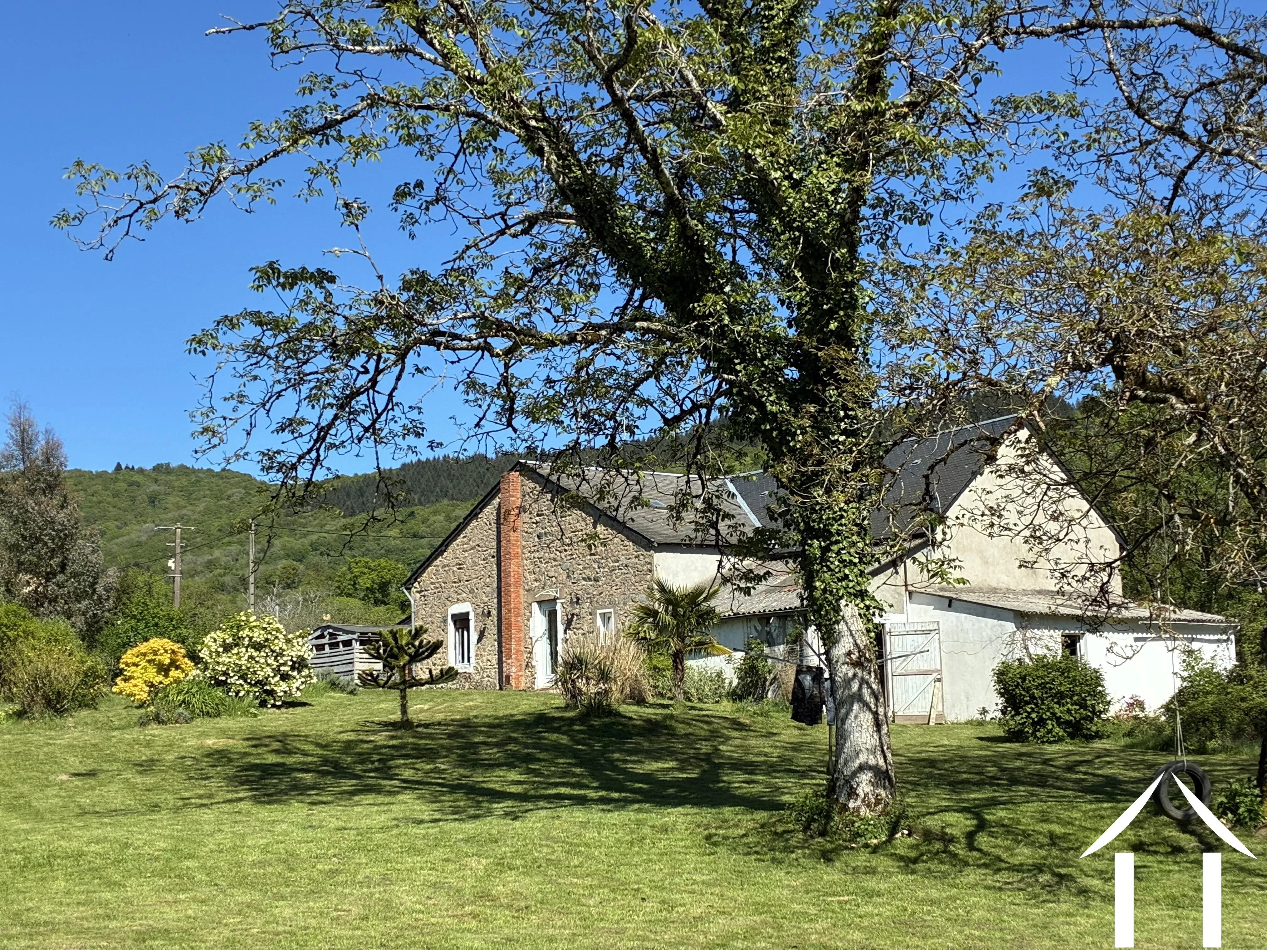 Ideally located renovated farmhouse in the Morvan nature park