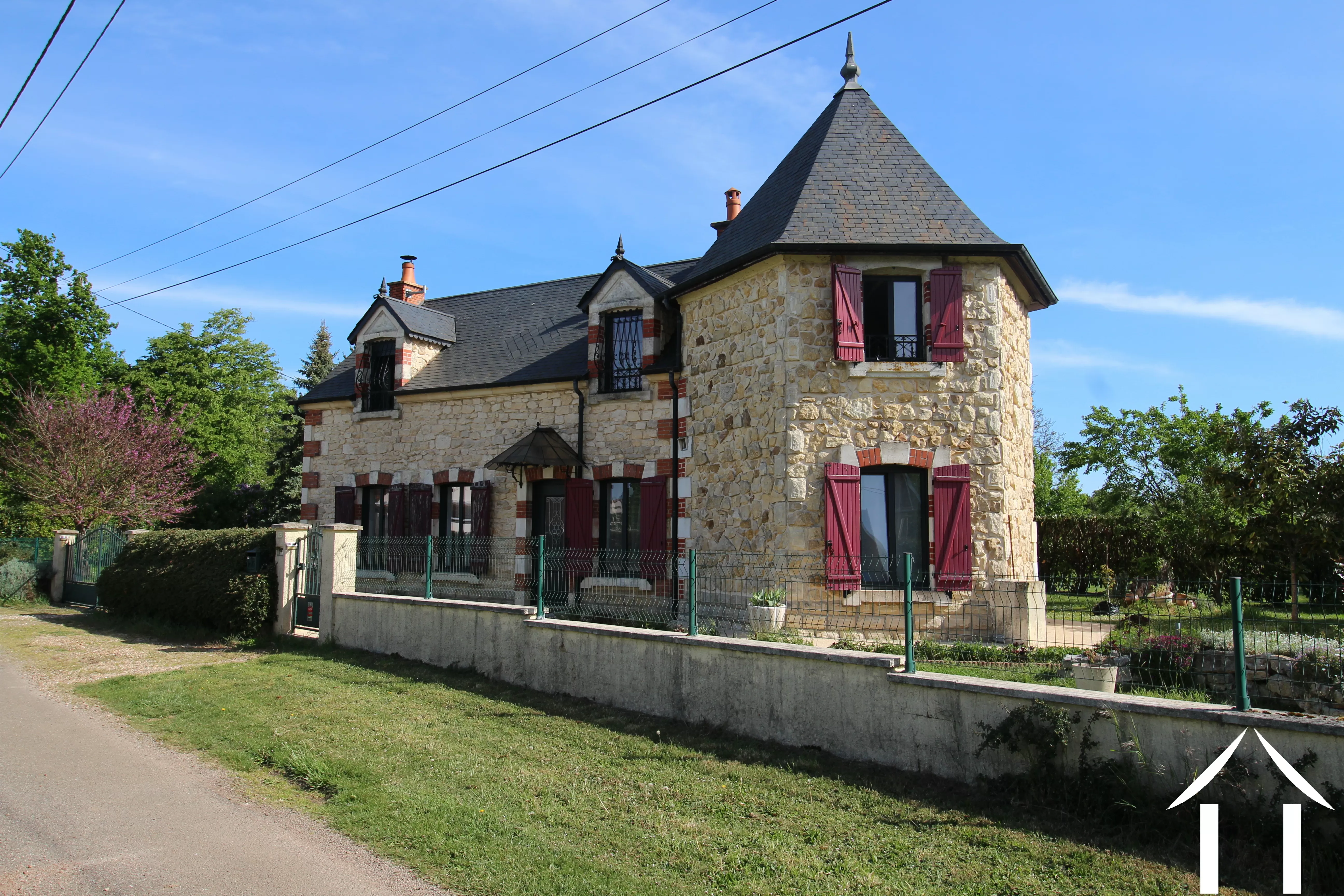 Beautiful stone house Full of charm & potential