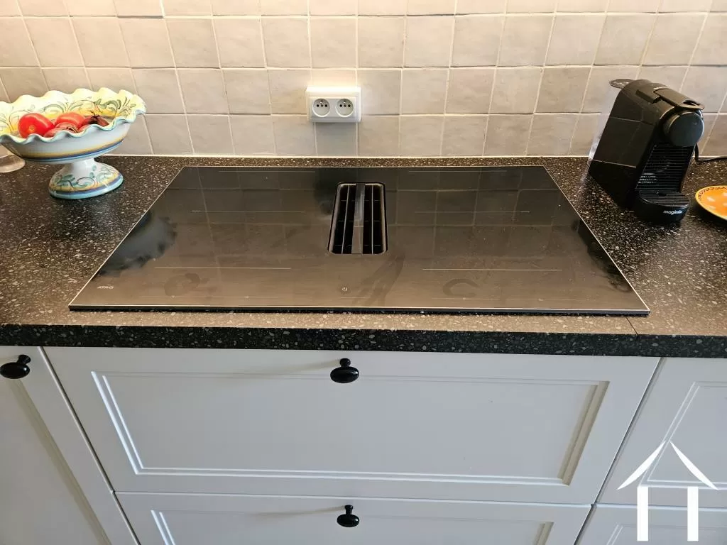 Electric hob with built-in extractor 