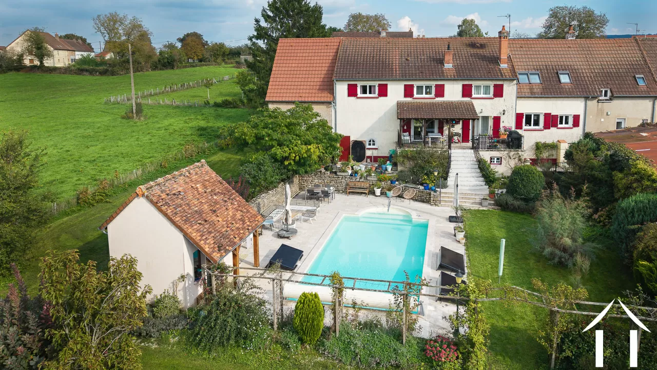 Large bedroom house with gite and pool