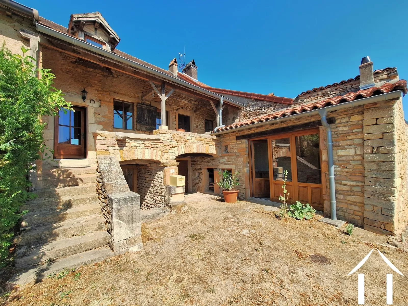 Character 2 bedroom house between Cluny and Tournus
