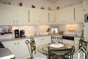 Fully furnished kitchen