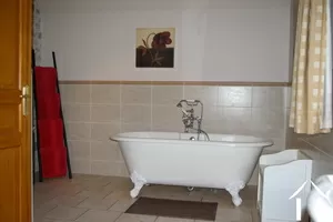 salle de bain 3 avec toilette et douche et bain