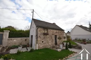 maison en pierre rénove avec cave a vin et magasin