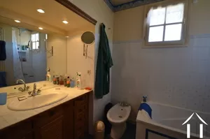 salle de bain avec bidet