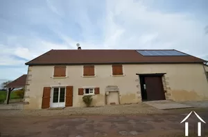 Maison vue de la rue, grange attenante et panneau photovoltaïque