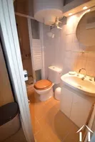 salle de douche avec toilet etage