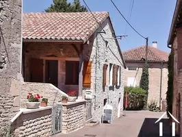 maison vue de la petite rue calme