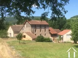 moulin entouré par 3 maisons, bureau et garage