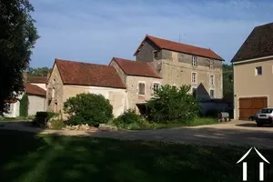 bureau, gîte et moulin vu du jardin