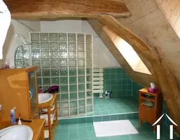salle d'eau avec douche et baignoire