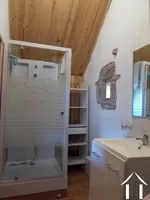 en suite shower and toilet for bedroom 3