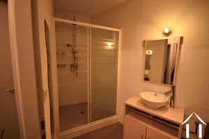 salle d'eau avec grande douche