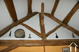 Upper floor beam structure