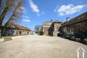 courtyard with one each side the two guest houses