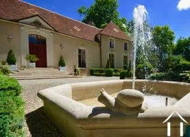 Feature fountain with water jets